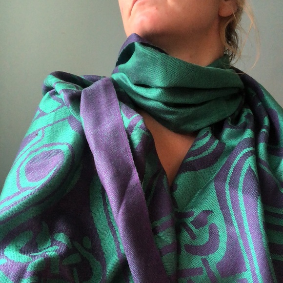 wool elegant Irish Celtic knot shawl. Artisan made - Picture 9 of 11